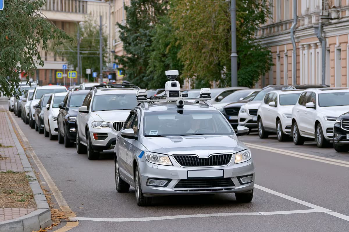 Оборудван с камера общински автомобил сканира паркирани превозни средства на градска улица.